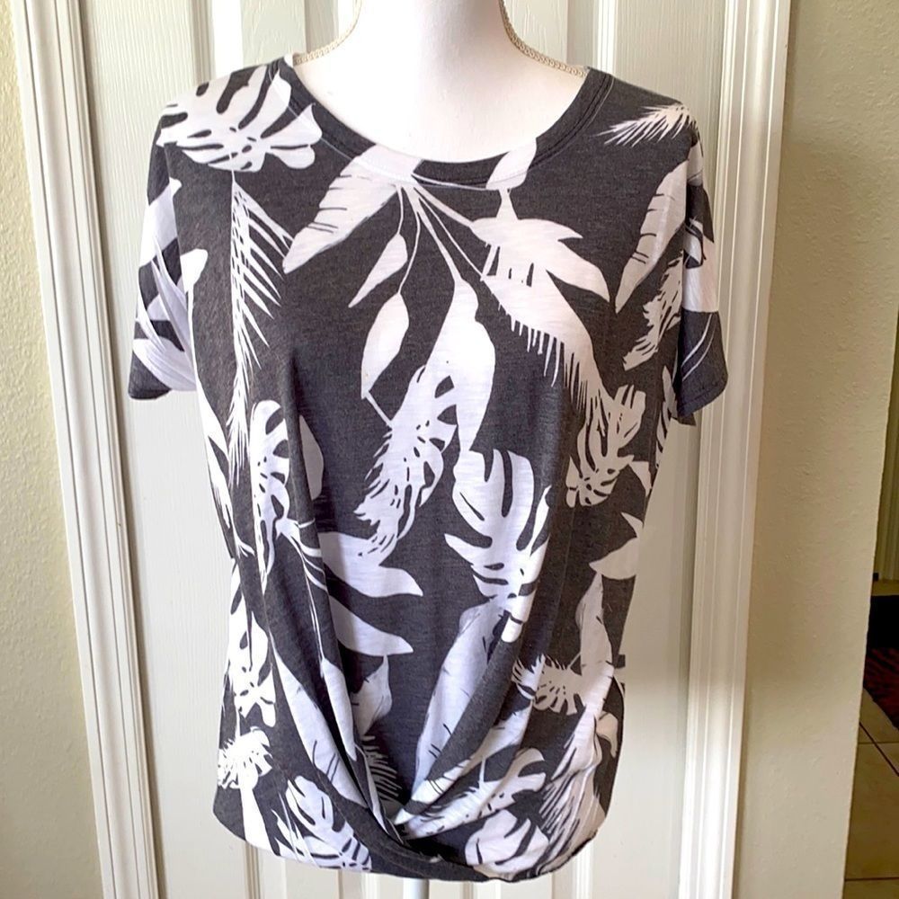 TRYST. Grey & white tropical top M